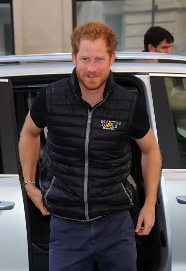 三星掌门人北京逛街，穿“老头马甲	”秒售罄！有钱男人为啥爱马甲