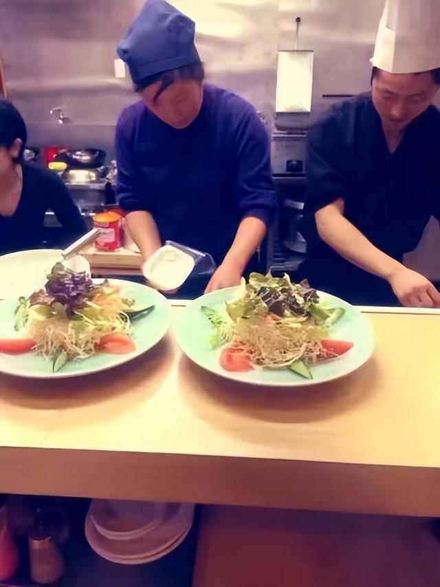 安徽小伙到日本开餐厅年入百万，娶小7岁美娇妻，定居日本23年