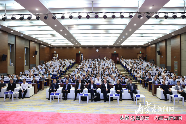 诺贝尔奖得主呼和浩特开讲 跨学科学术讲坛启幕