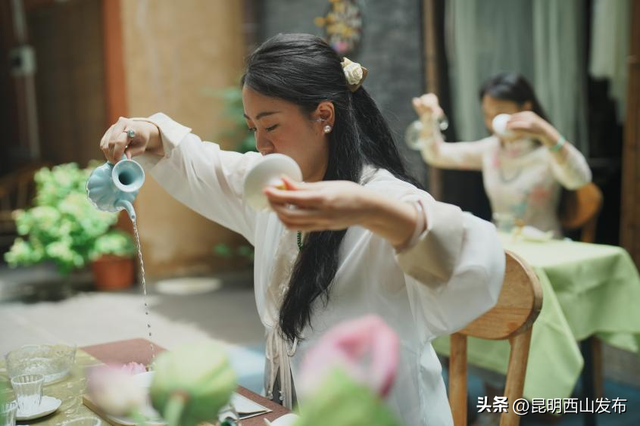 西山区“夜经济+特色街区”融合发展新样本：花千筑温泉酒店以在地化运营提升游客过夜留存率