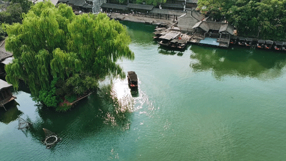 来 乌 镇 ，坐 船 吗 ？