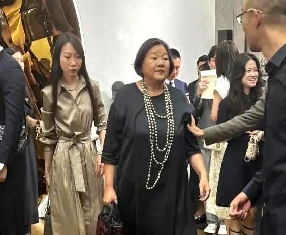 陈凯歌前妻洪晃京郊院子曝光，百平空地长草	，网友：哪像名门小院