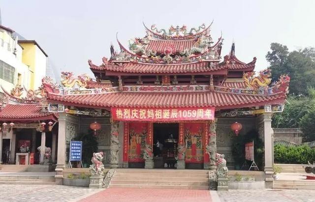 福建海边发现大量神秘金片，渔民们迅速哄抢一空，专家赶来后叫停