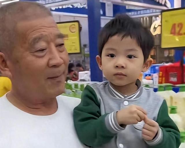 小天赐，终为父母当年的“冲动	”买了单，年仅6岁活得不像个小孩