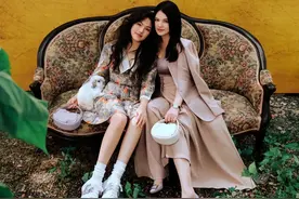 李湘和王诗龄合拍杂志大片，15岁王诗龄穿着碎花短裙，十分有气质图片