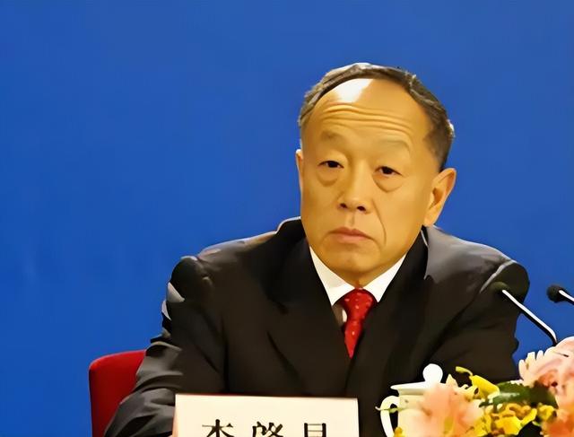父亲是前外交部部长，妻子是阎维文女儿，他却靠自己实现“王炸”
