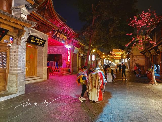 夜幕下的大理古城：满街地摊到底是“特色”，还是“煞风景”？