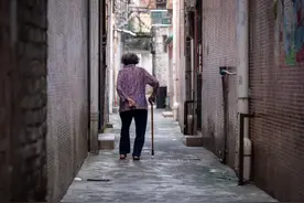 养老的悲哀！80岁老人摔断腿卧床不起，竟无儿女愿意在床前照顾图片