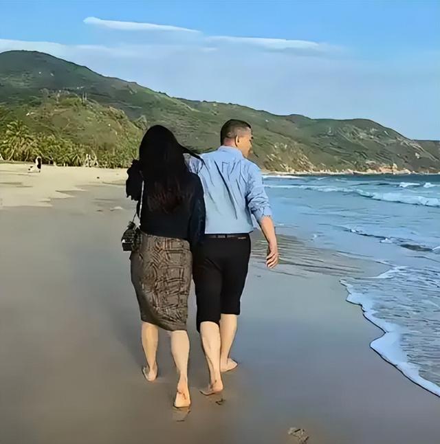 35岁农村少妇坦言:丈夫出门在外打工5年,邻居王大爷帮她很多忙