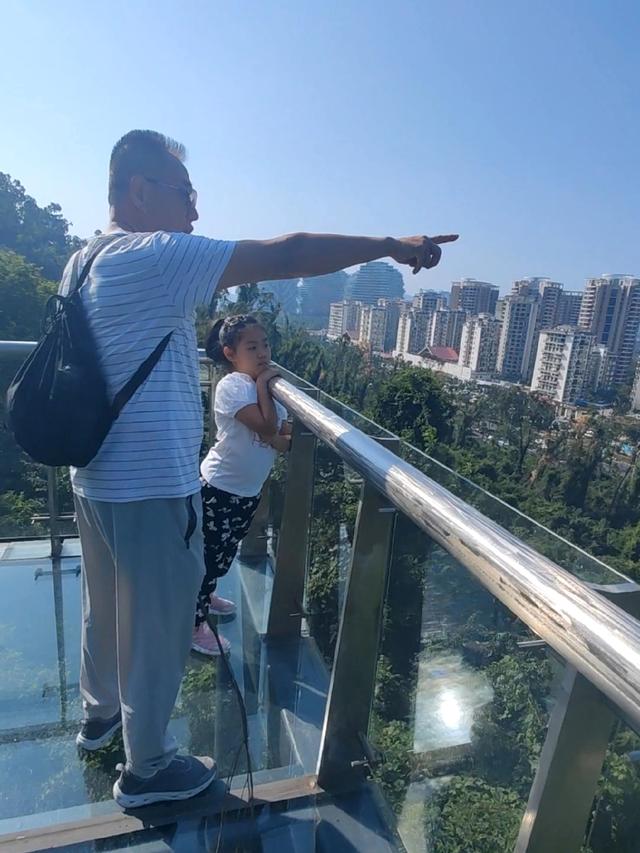 69岁老汉挑战5.5公里的环山步道，结局让人意想不到