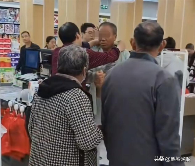 六旬老人超市脱衣证清白，只剩内衣裤时警报仍响，老板身份被扒后和解
