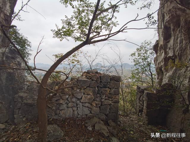 寻找一个最为艰难的躲匪洞，我难到达，土匪也难以到达