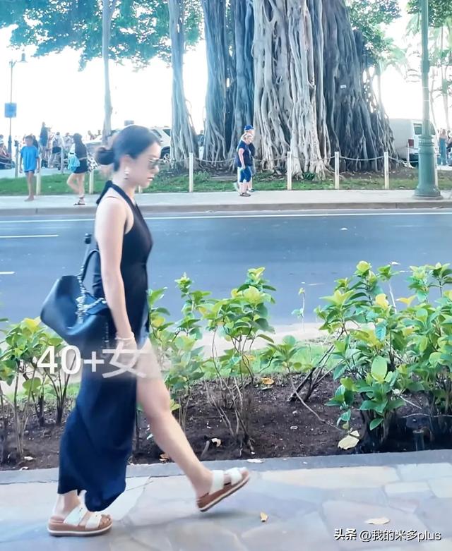 李念带3个孩子逛集市，小腹鼓起被疑怀四胎，13岁大女儿又瘦又高