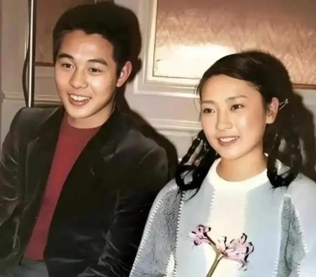 同样是李连杰的女人，64岁黄秋燕和63岁利智对比，简直天差地别