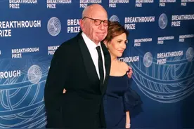 两任老婆正面对决！默多克新欢67岁美如少女，邓文迪红毯惨败！图片