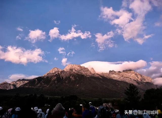 玉龙雪山“日照金山”C位出圈！成为国庆中秋双节热议话题