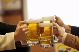 男性如果长期不饮酒，一段时间后，身体或会出现6大变化图片