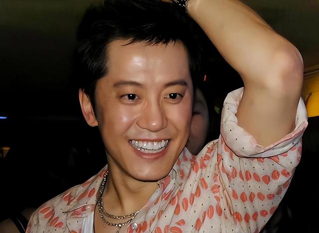 他8次上春晚，作死被捕入狱，今54岁无人问津，老搭档也断了联系