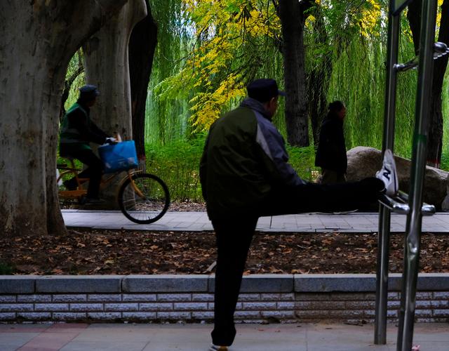 “外包儿女”的生意经：孝顺成为商品，亲情何去何从？