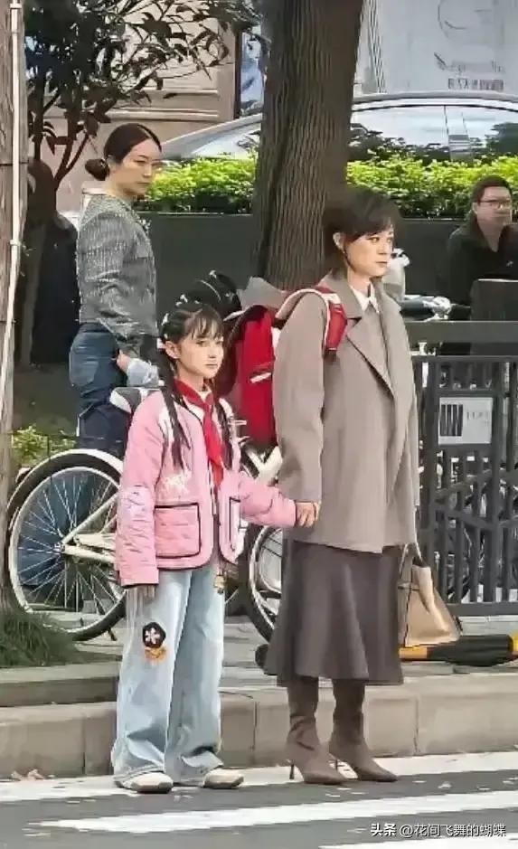 孙俪接送女儿上学	，女儿简直跟她共用一张脸，不得不说基因真强大