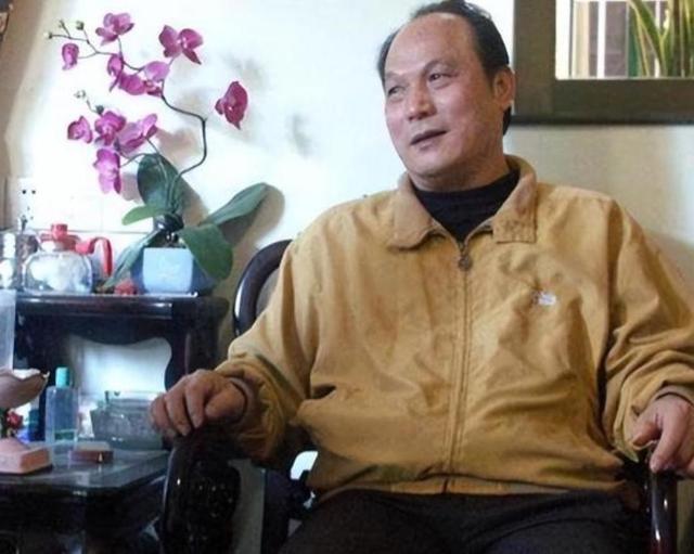 2021年，99岁杨振宁与72岁岳母罕见出镜，北京家中留影，翁帆胖了