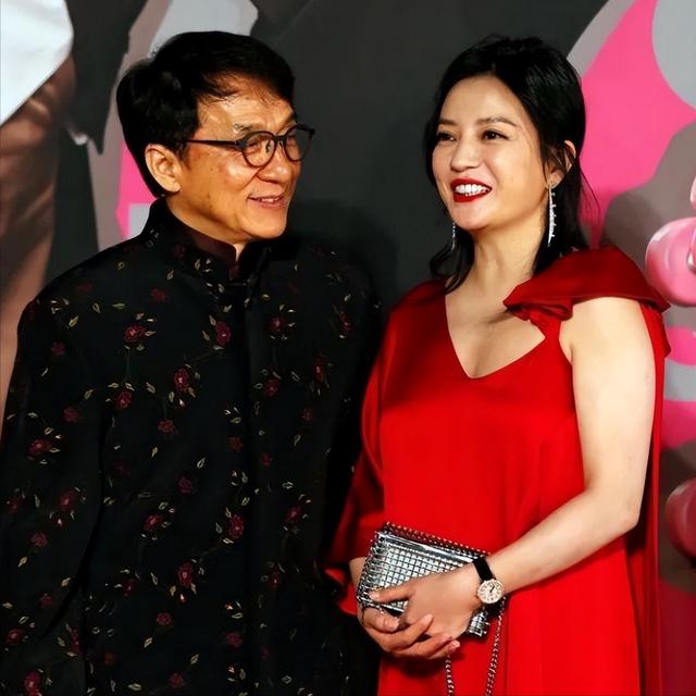 落毛凤凰不如鸡！49岁赵薇再曝近况，全身包裹严实 不敢露脸怕见人