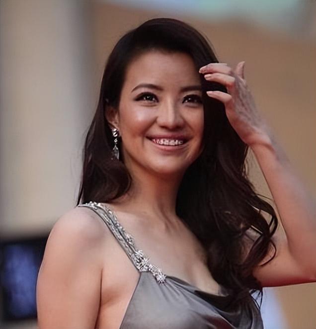 她和撒贝宁同居多年	，却转身投入富豪怀抱，没想到现在竟沦落至此