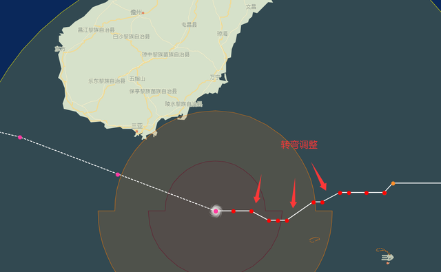 三亚海边巨浪直逼灯塔塔顶