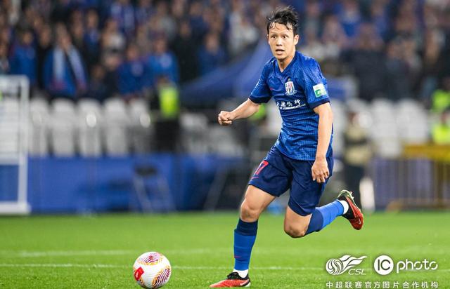 申花外援马纳法玩奥特曼体感游戏，动作标准找回童年感觉