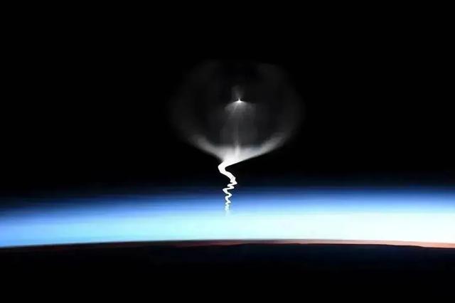 飞机遭遇银色不明飞行物,悬在半空中,离机翼很近