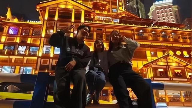 杀疯了！1400万外国人涌入中国，重庆大街上，挤满了老外