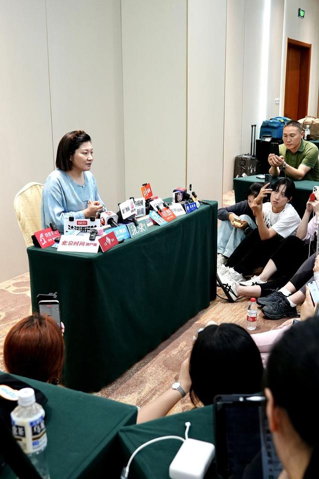 泰国坠崖案王暖暖庭审哭肿了双眼，首度回应抓周：拍孩子不是为流量