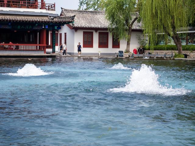 初秋的明水古城，古建筑与泉水交相辉映