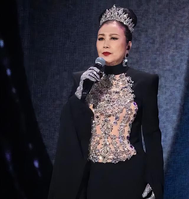 78岁连路都走不稳还开演唱会	，全网骂声一片，她却扬言回馈粉丝