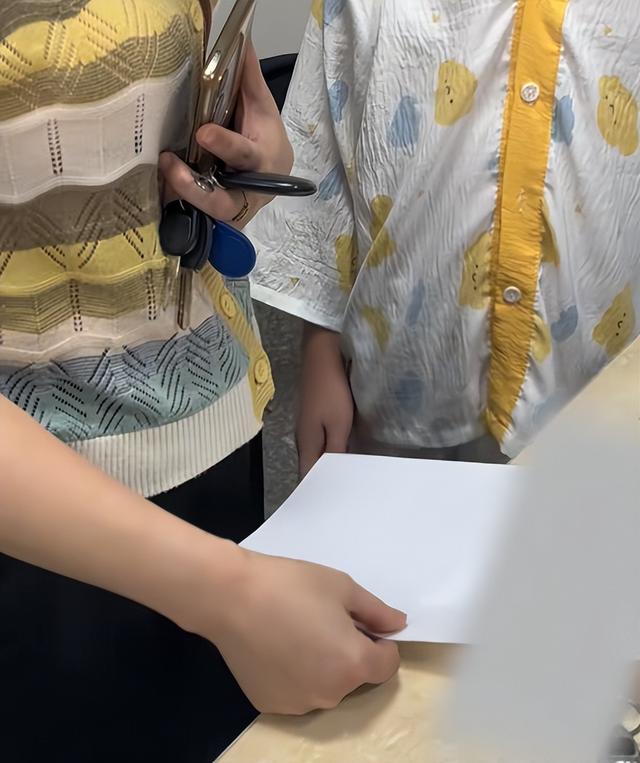 家长联手警察给迷恋手机男孩上了一课