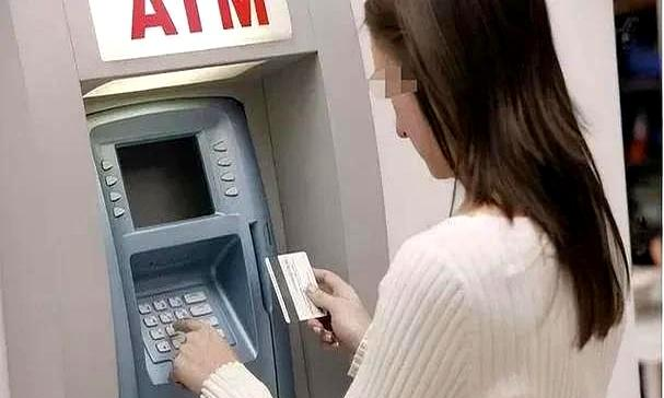 21岁女大学生被包养3年，男子给了2100万女子拿到钱反手就报警？