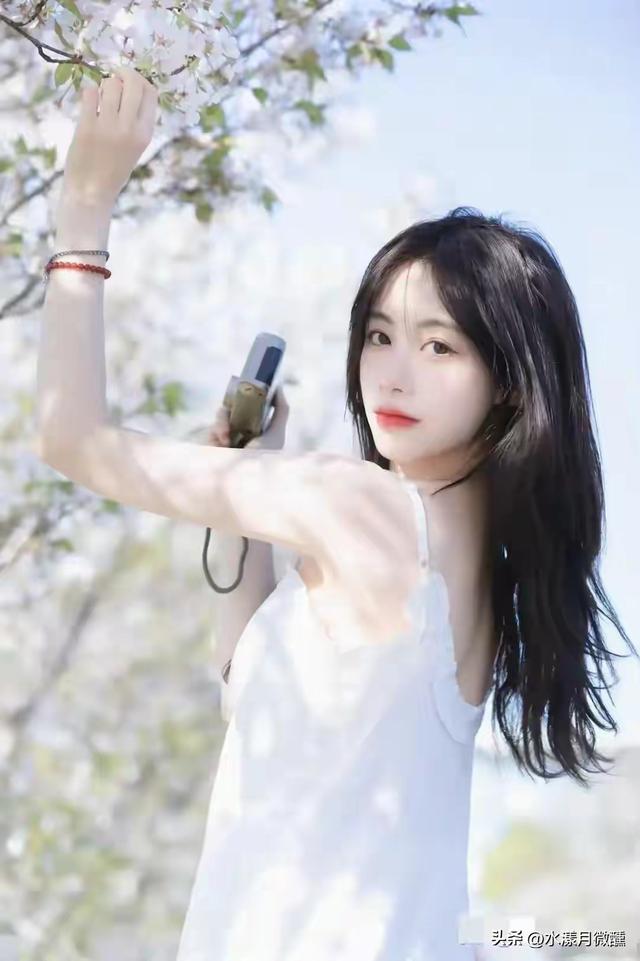 河南洛阳一校花，172cm皮肤白到发光，身材也是顶流，太美了