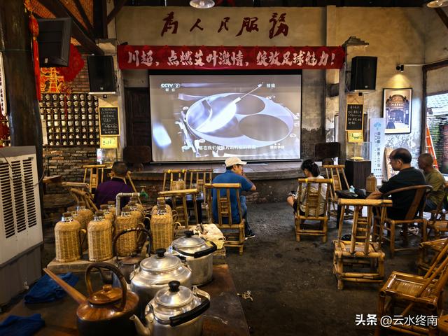 在四川巴盐西运的“盐运第一滩”，我是流着口水逛完这个古镇的