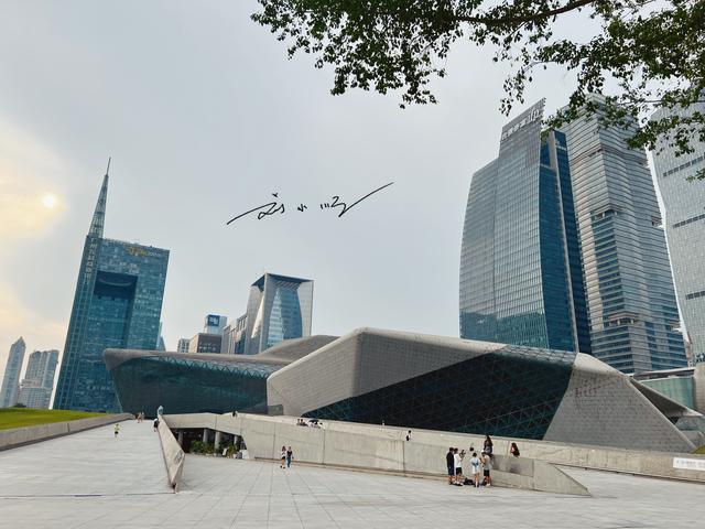 广州珠江新城CBD“著名地标”，建筑外观太奇特，游客褒贬不一？