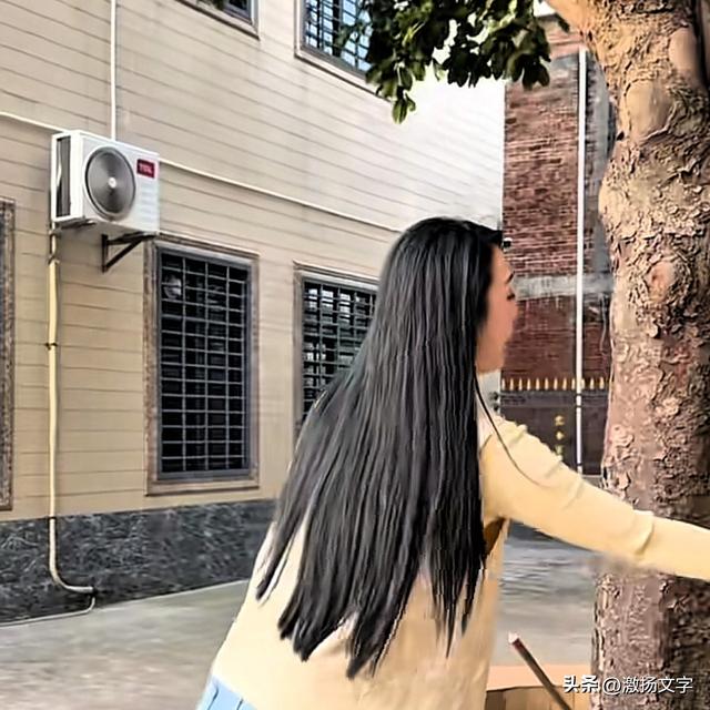 全红婵家新房旁的美女邻居	，建房时有影响的那棵大树就是美女家的