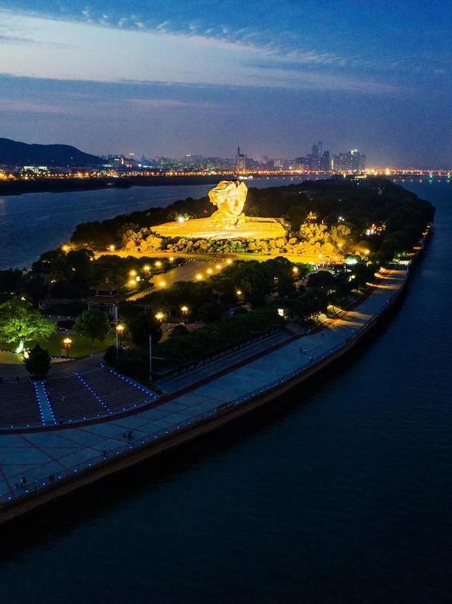 越热越火？来体感40℃的长沙，解锁昼伏夜出的冰火出行术
