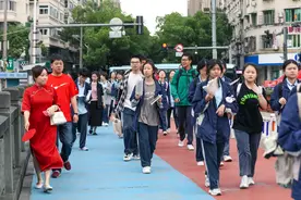 旗开得胜、一举夺“葵”……高考首日“花式送考”祝福满满图片