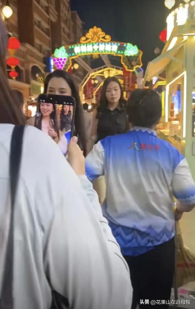 森林北新疆被偶遇，穿着简单身材比例超棒，本人又瘦又美！