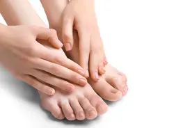 脚趾甲老往肉里钻，碰到就痛？教你2招，快速止疼图片