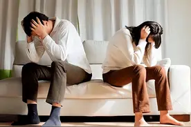 丈夫瘫痪在床，公公和儿媳常年在外跑车，两人吃住在车，从不避嫌图片