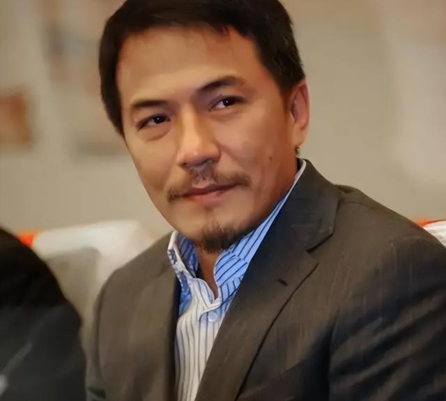 落毛的凤凰不如鸡？前途尽毁、家也散了，但好在赵薇还有一个靠山