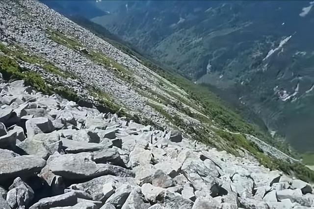 救援一次花10万，违规徒步透支资源，这个账该谁算？