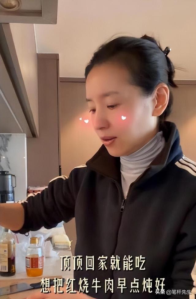 董洁独居北京日常曝光，无保姆亲自带娃，豪宅里藏着烟火气