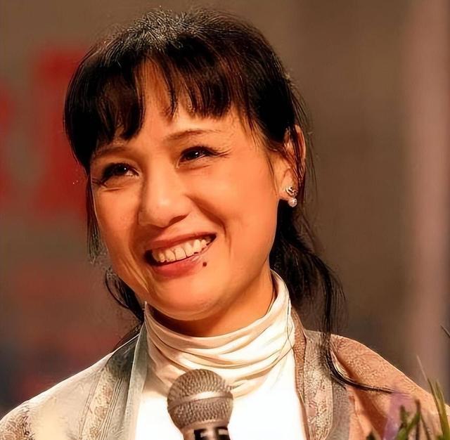 她长得太美被导演据为己有，同居27年无名无分，年仅63岁不治身亡
