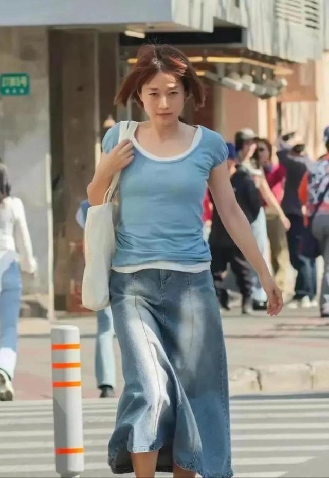 马伊琍都要五十了，这松弛感一般人真比不了，大上海的靓女